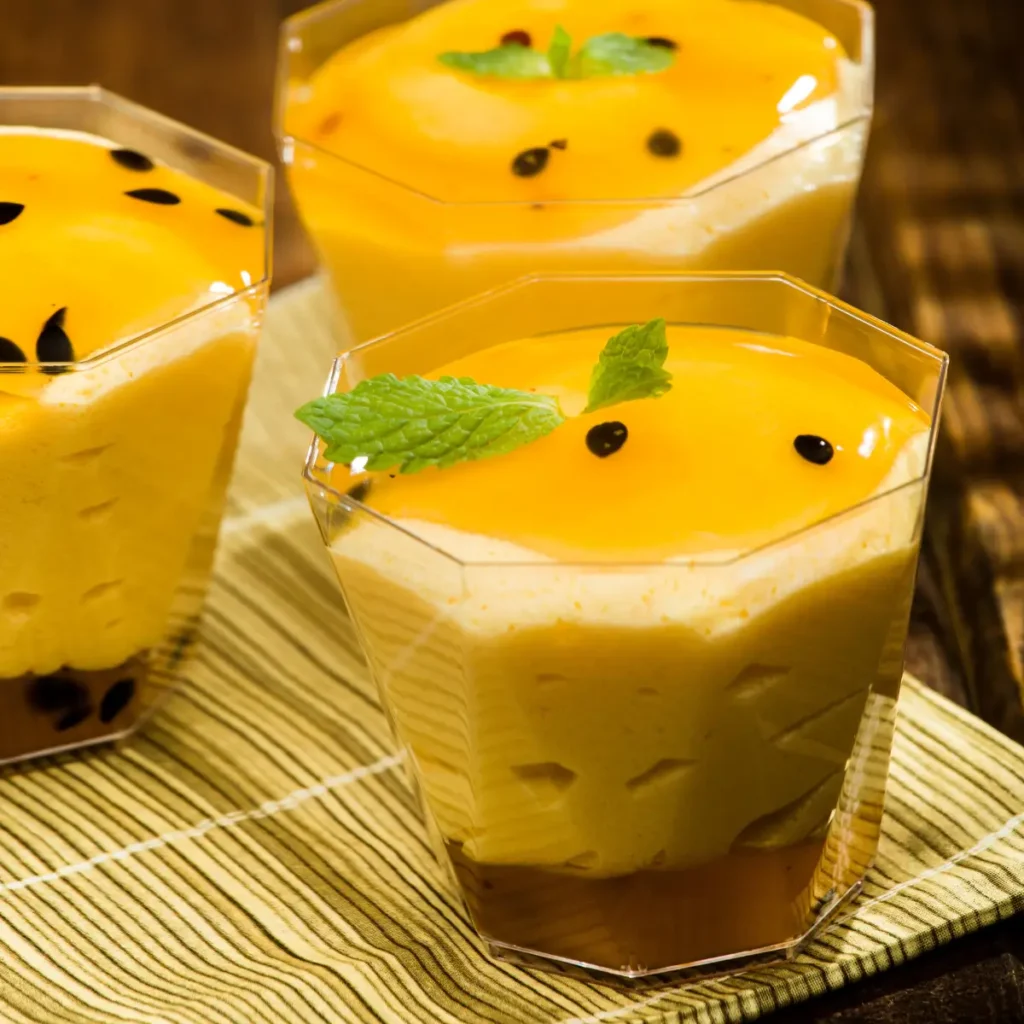mousse de maracujá em copo de vidro