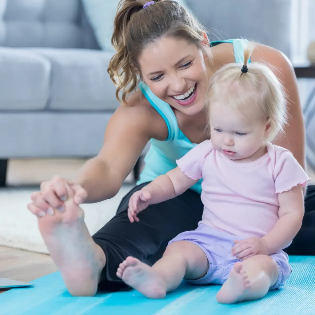 mamãe com filha fazendo yoga