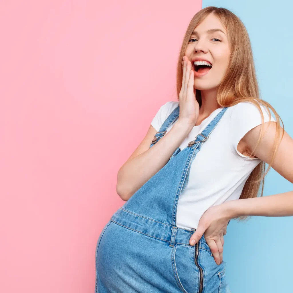 mamãe grávida de menina, vestida com macacão