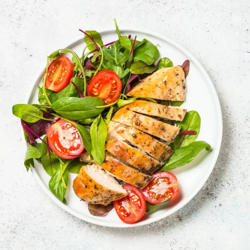 Prato simples com alimentos para dieta cetogênica sem complicação