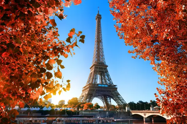 Sonhar Que Está na França Escalando a Torre Eiffel