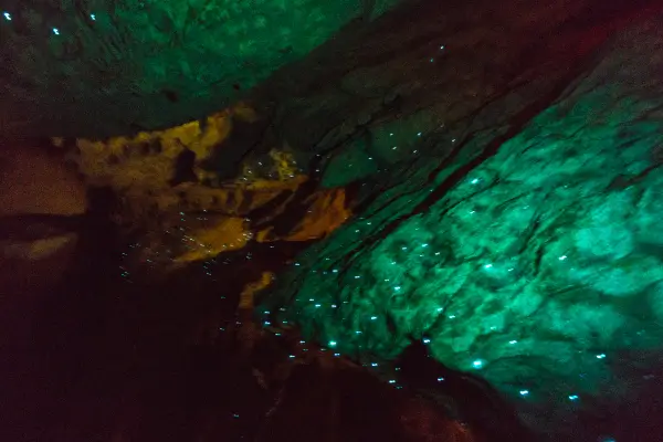 Sonhar com Uma Caverna Secreta no Meio da Cidade Cheia de Cristais