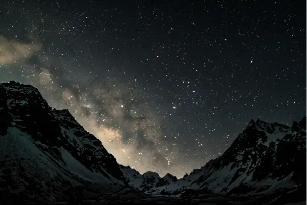 Caminhar Por uma Planície Onde as Estrelas São Visíveis ao Toque