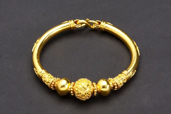 Ver uma Pulseira Dourada Dentro de uma Panela, Derretendo no Sonho