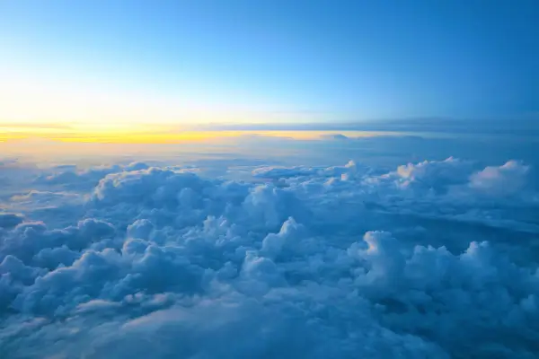 Sonhar Com Uma Criança em Uma Cidade Flutuante Sobre Nuvens