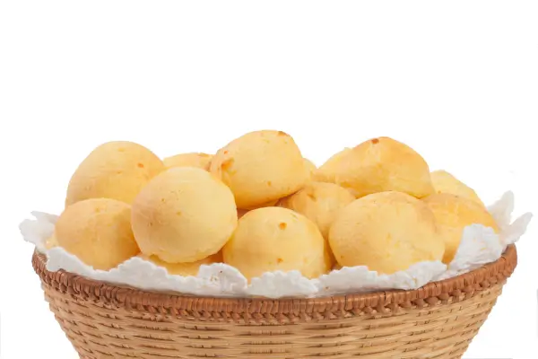 Pães de queijo em uma cesta de vime
