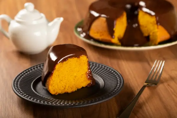 Fatia de Bolo de Cenoura Com Cobertura de Chocolate