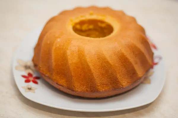 BOlo de Cenoura em prato branco