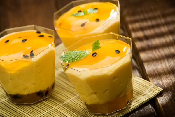 mousse de maracujá no copo de vidro