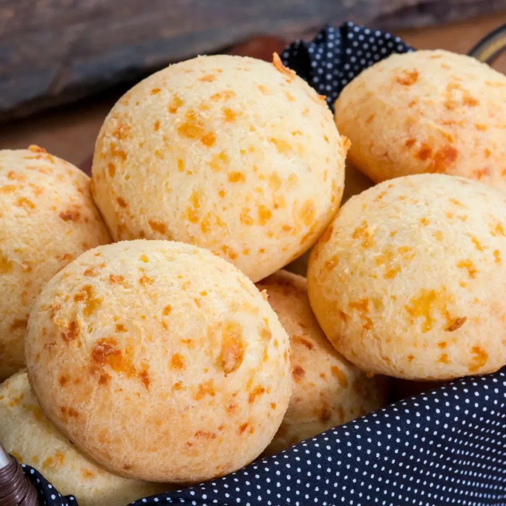 Pao de queijo em uma cesta