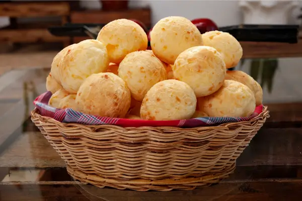 pão de queijo em uma cesta de vime