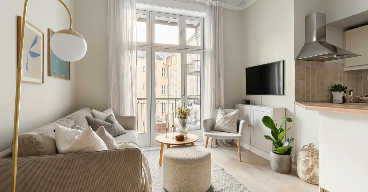 Sala integrada e aconchegante com decoração de apartamento pequeno em tons claros e modernos