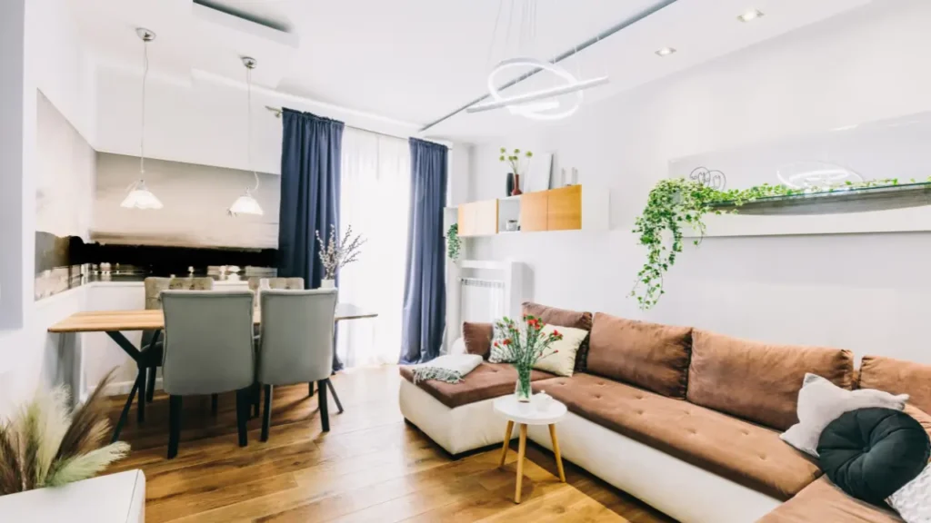 Sala de estar integrada à sala de jantar com decoração moderna em apartamento pequeno