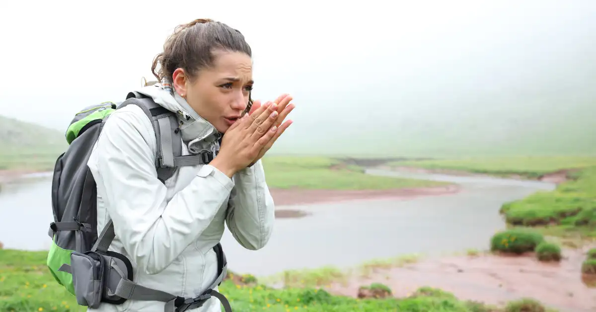 Pessoa agasalhada com mochila em ambiente frio e natural — exemplo visual de o que levar na mala para viagem de inverno.