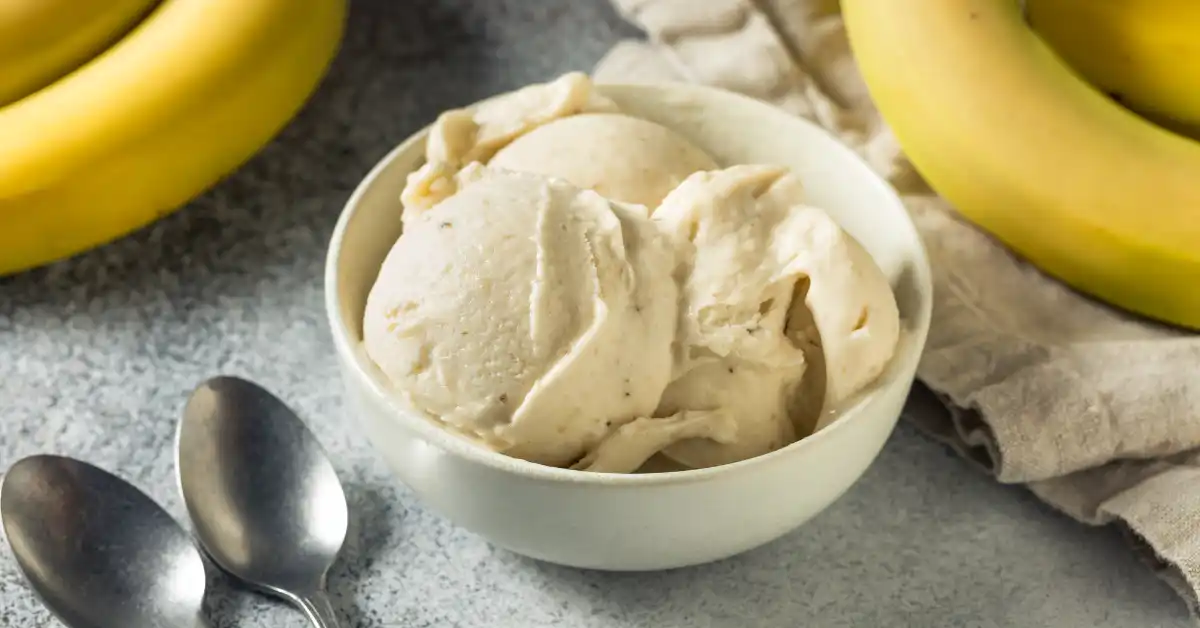 Sorvete cremoso de banana servido em tigela com duas colheres ao lado, ilustrando receitas com 3 ingredientes de forma saudável e prática.
