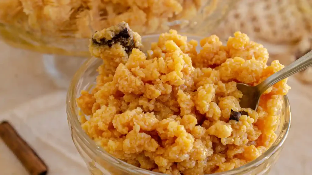 Ambrosia servida em tigela com colher, representando as receitas simples da vovó com seu toque doce e tradicional.