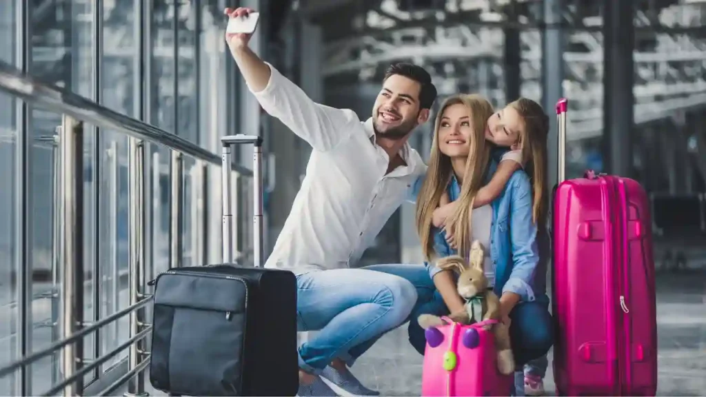 Família sorridente em aeroporto moderno, pronta para embarcar, representando o turismo internacional no Brasil em clima de alegria e descobertas.