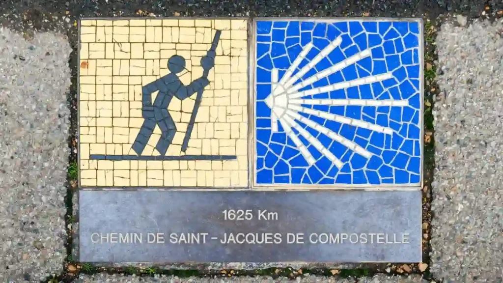 Viagens que atravessam fronteiras a pé – Mosaico indicativo do Caminho de Santiago, com figura de peregrino e placa marcando a distância de 1625 km até o destino