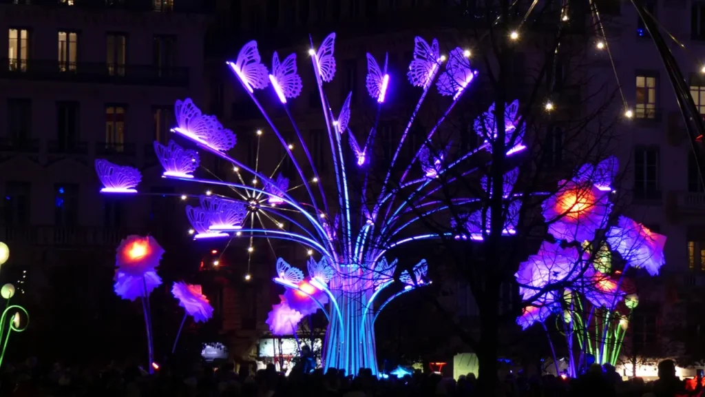 instalação artística com luzes em forma de árvore e borboletas em festival de luz