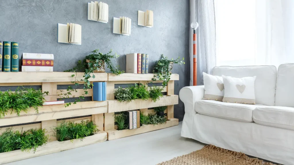 stante feita com pallets e plantas integradas na decoração da sala