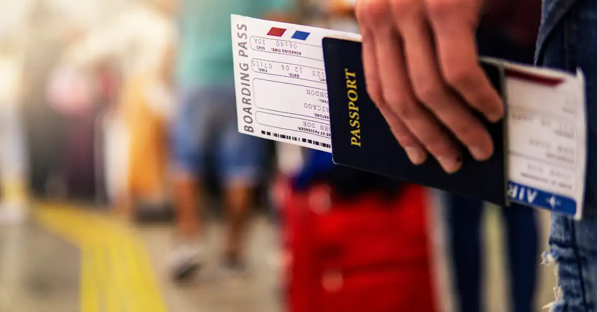Pessoa segurando um passaporte e cartão de embarque em um aeroporto movimentado, ilustrando o tema "Novas rotas internacionais em 2025".