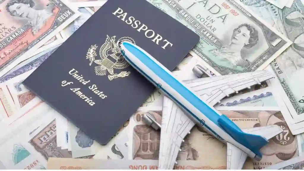 Passaporte dos Estados Unidos, avião em miniatura e diversas moedas internacionais representando novas rotas internacionais em 2025.