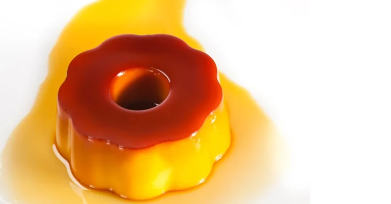 Pudim sem forno que fica cremoso, com calda de caramelo ao redor e formato decorativo com furo central.