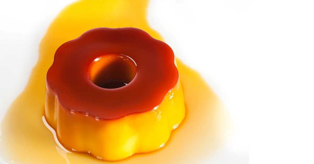 Pudim sem forno que fica cremoso, com calda de caramelo ao redor e formato decorativo com furo central.