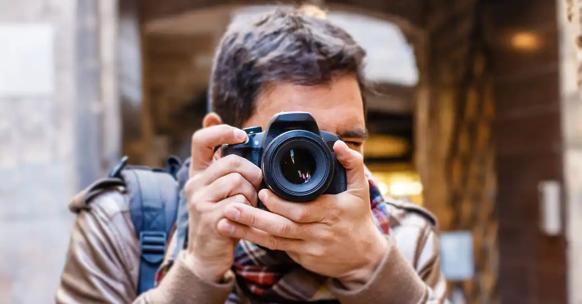 Pessoa com câmera fotográfica em ambiente rústico, simbolizando o registro de fotos no Atacama.