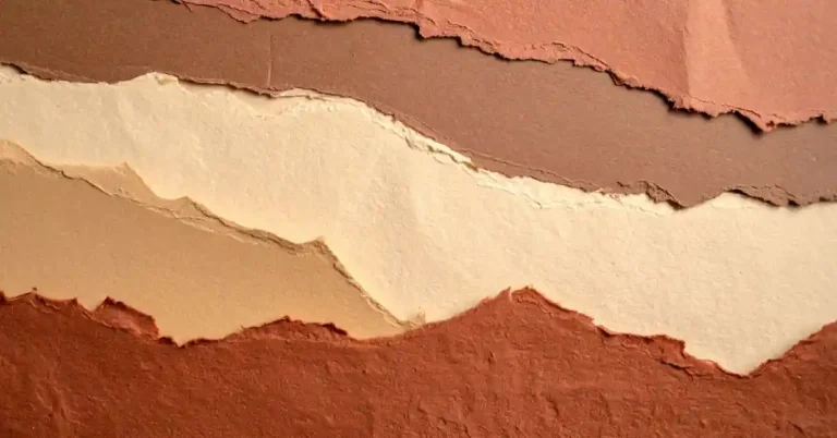 Camadas de papel rasgado em tons terrosos, sugerindo texturas naturais e ideias para pintar muros agora com inspiração artística.
