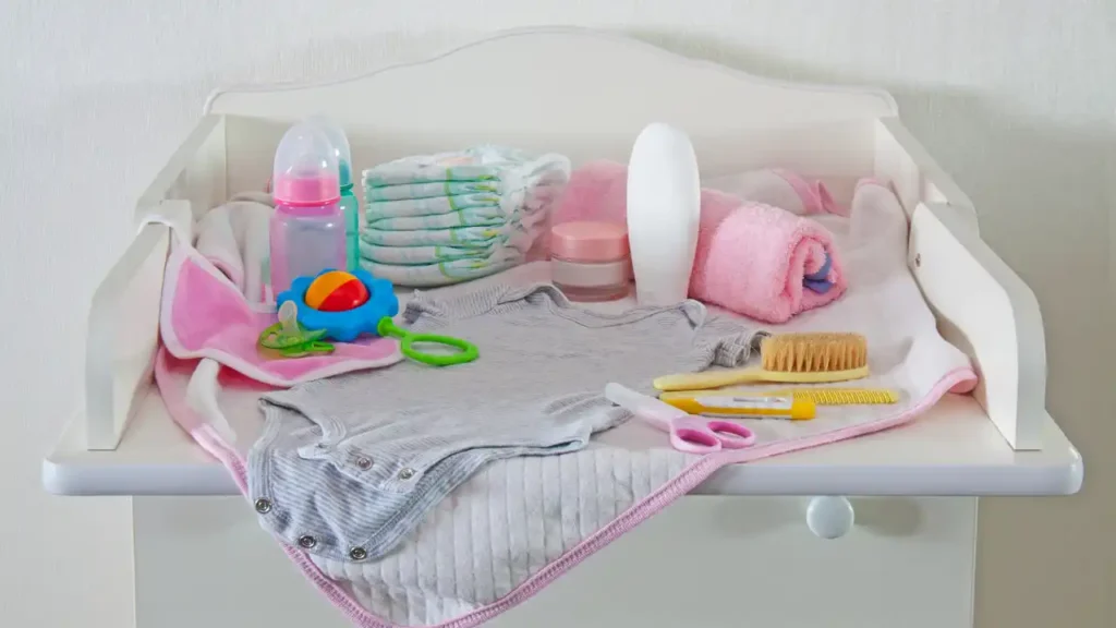 Trocador com itens essenciais para cuidados com o bebê, representando a rotina dos primeiros meses de maternidade.