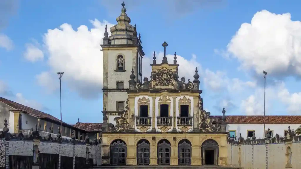 Fachada barroca da Igreja de São Francisco, ícone do turismo em João Pessoa no Brasil.